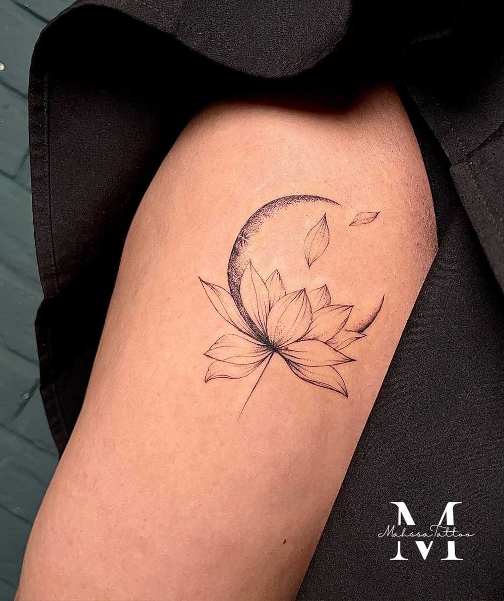 Tatuaggio fiore di loto e luna Tatuaggio fiore di loto e luna