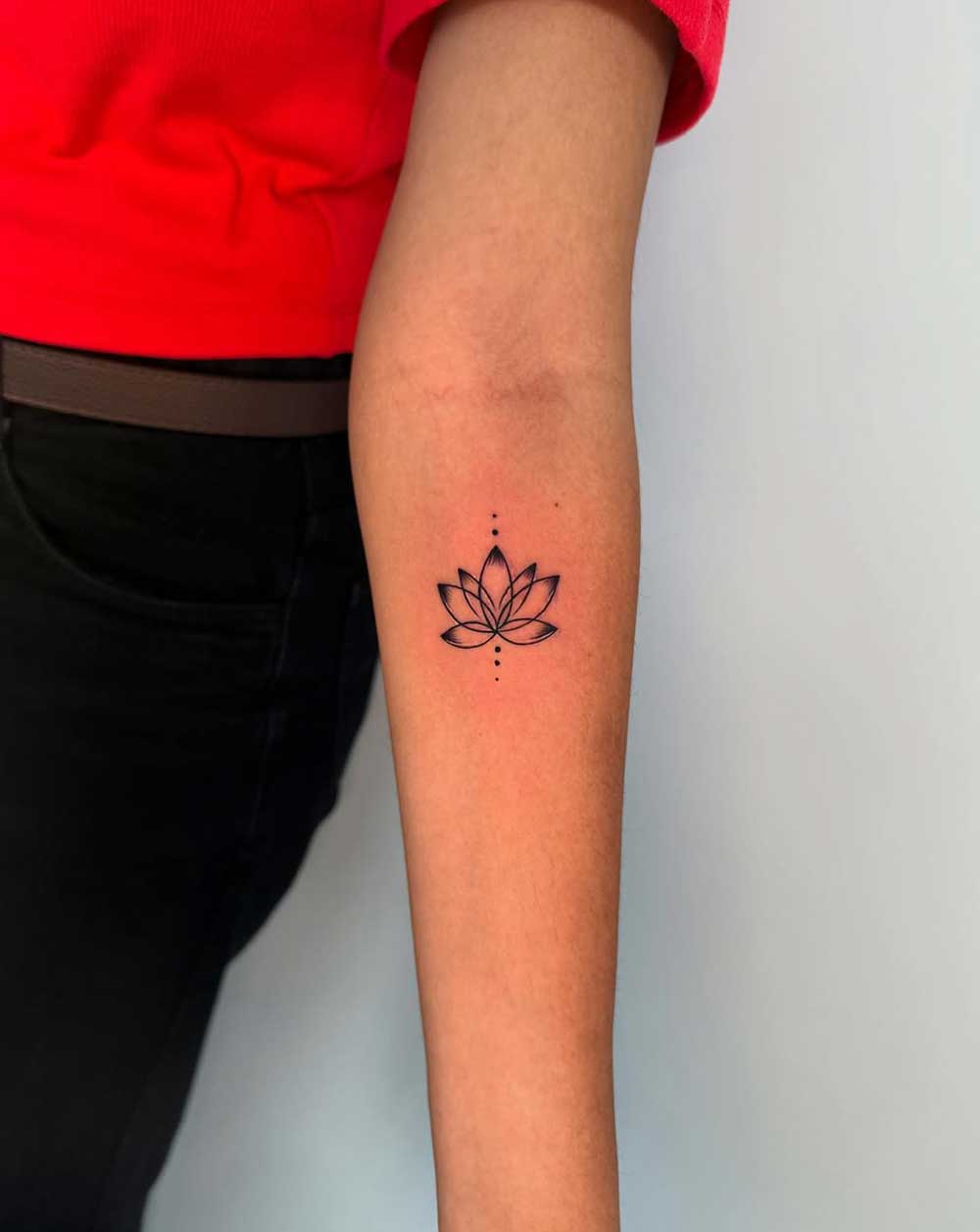 Tatuaggio fiore di loto piccolo Tatuaggio fiore di loto piccolo