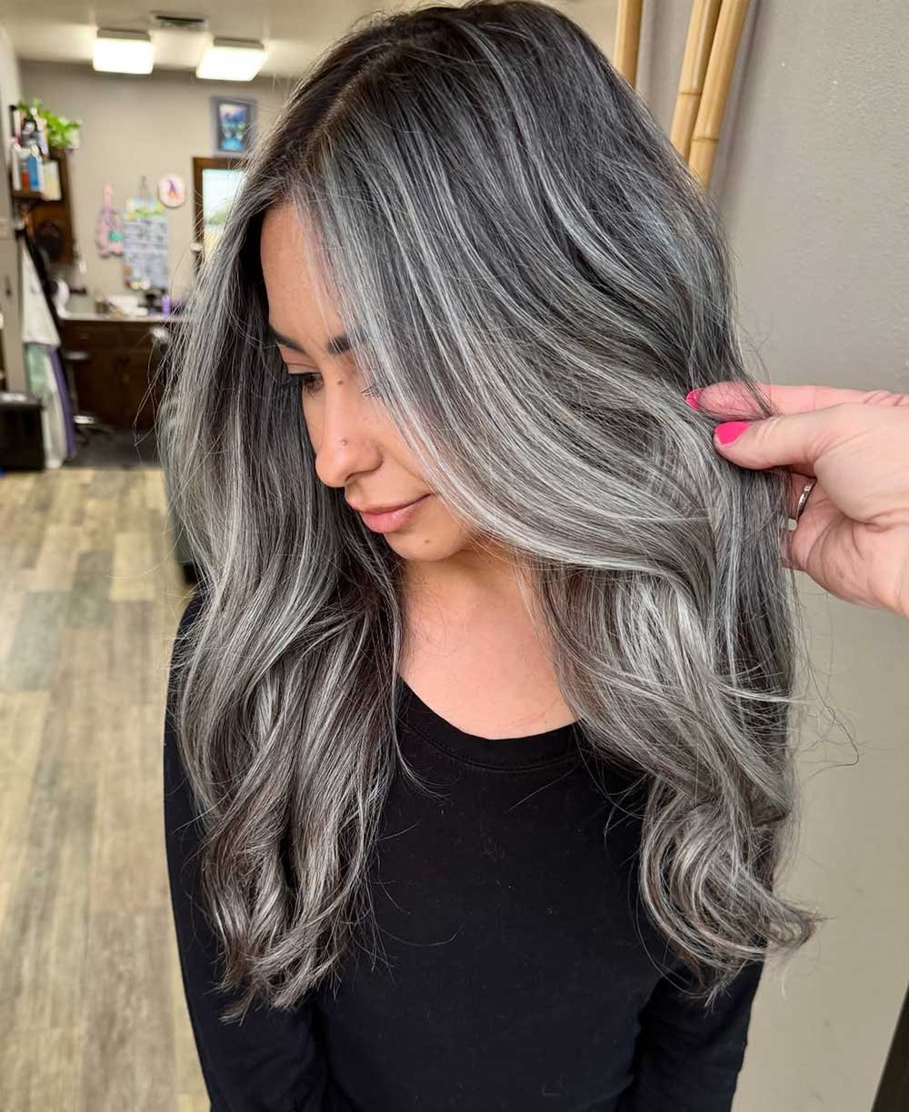 Capelli grigio perla scuro Capelli grigio perla scuro