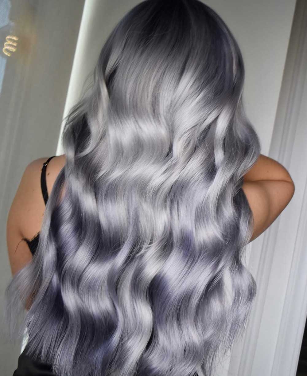 Capelli grigio perla con riflessi lilla Capelli grigio perla con riflessi lilla
