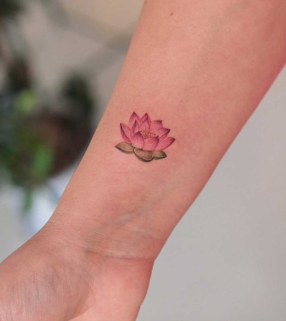 Tatuaggio fiore di loto colorato Tatuaggio fiore di loto colorato