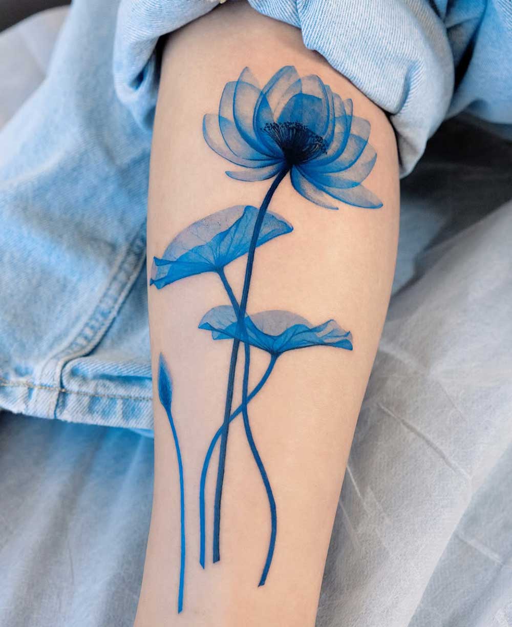 Tatuaggio fiore di loto colorato Tatuaggio fiore di loto colorato