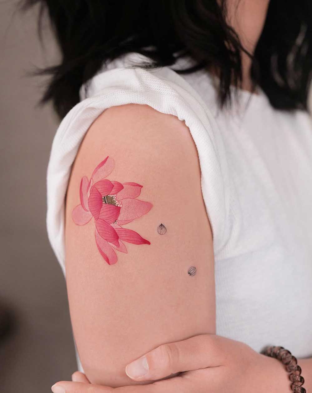 Fiore di loto Tatuaggio colorato Fiore di loto Tatuaggio colorato