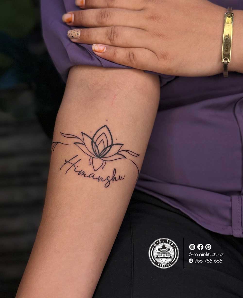 Tatuaggio fiore di loto con scritta Tatuaggio fiore di loto con scritta