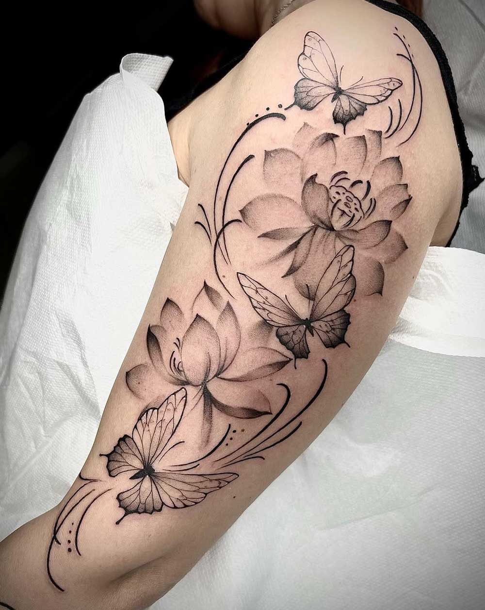 Tatuaggio fiore di loto e farfalle Tatuaggio fiore di loto e farfalle