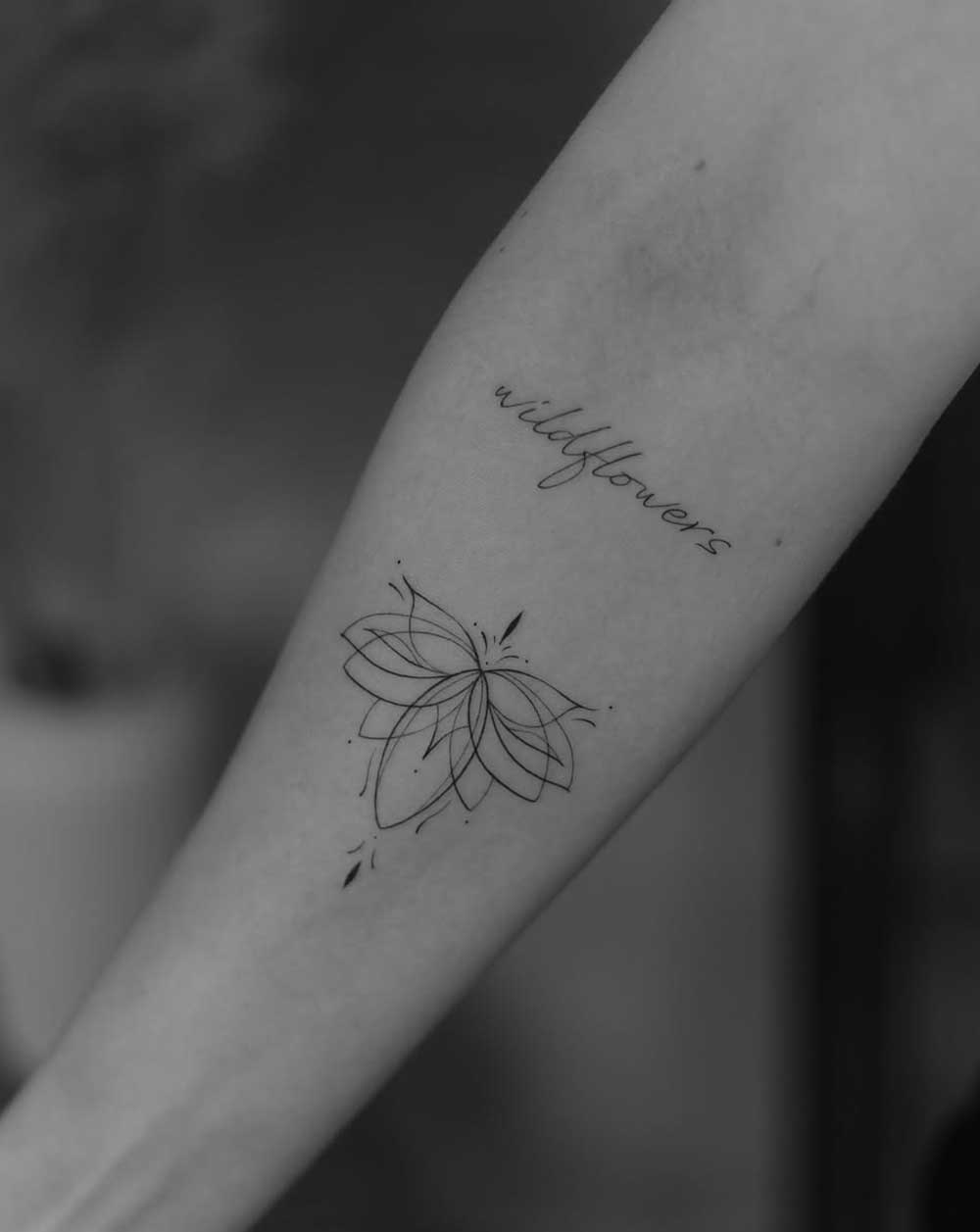 Tatuaggio fiore di loto con scritta Tatuaggio fiore di loto con scritta