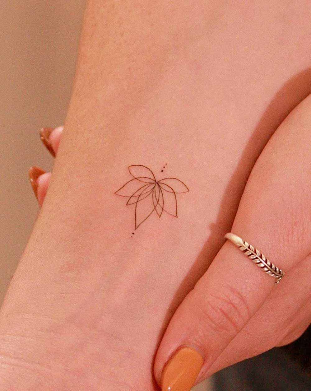 Tatuaggio fiore di loto piccolo e stilizzato Tatuaggio fiore di loto piccolo e stilizzato