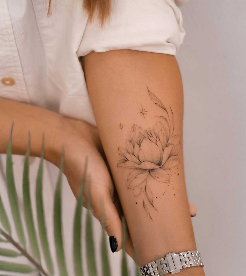 Tatuaggio fiore di loto realistico Tatuaggio fiore di loto realistico