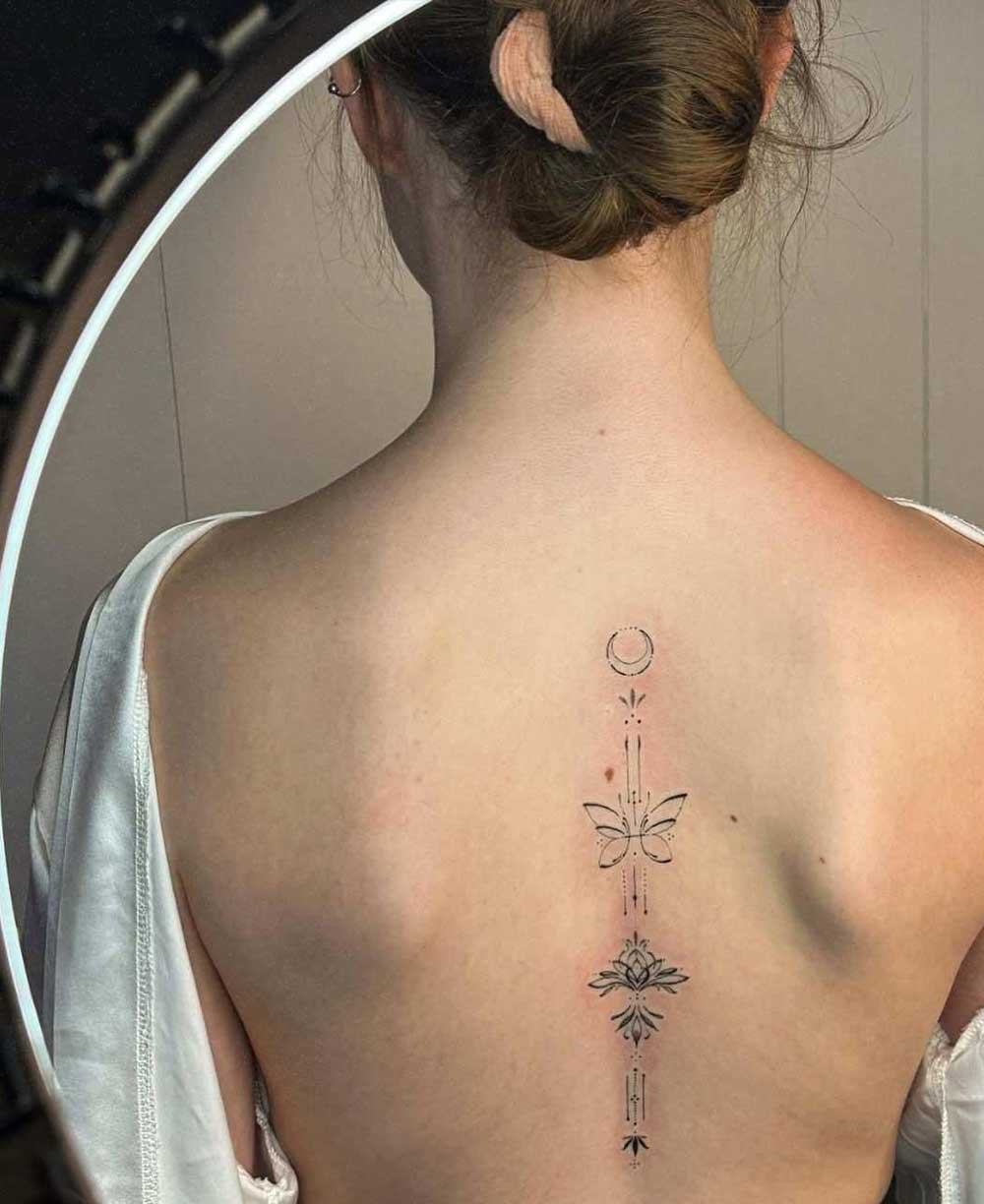 Tatuaggio fiore di loto e farfalla Tatuaggio fiore di loto e farfalla