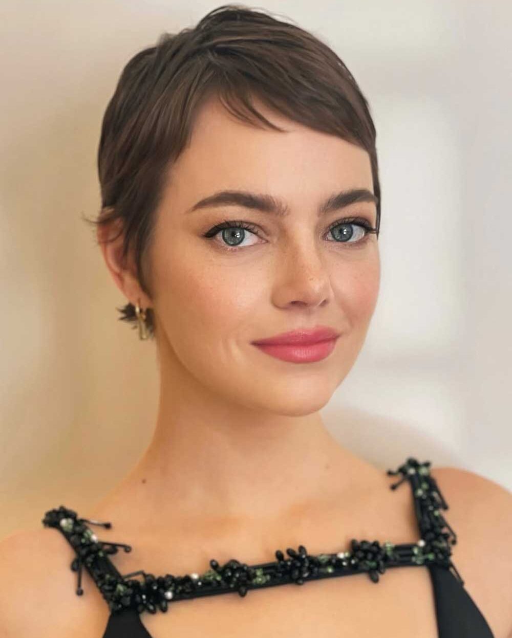 Emma stone con un Pixie Cut corto scalato con micro frangia Emma stone con un Pixie Cut corto scalato con micro frangia