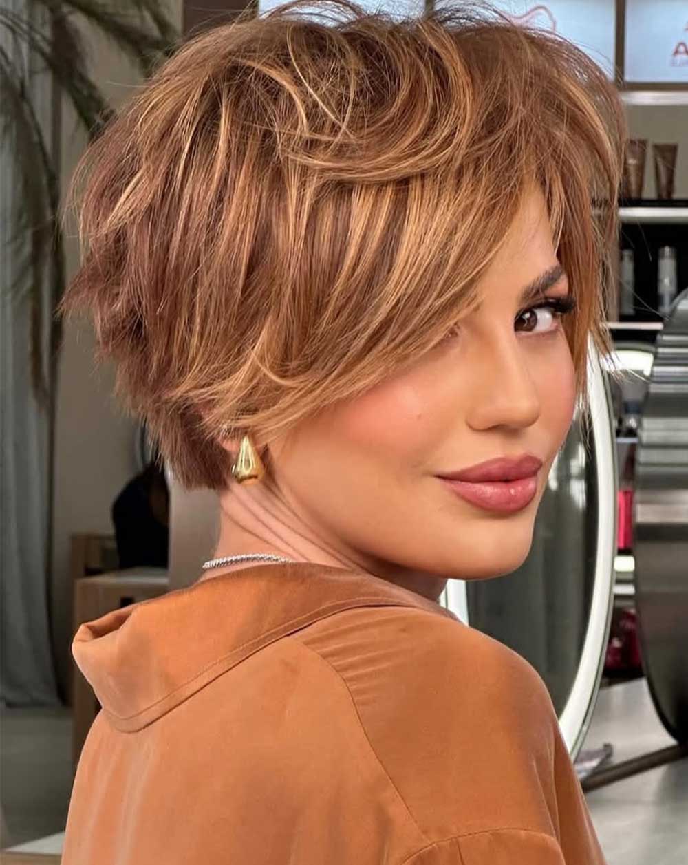 Pixie cut lungo con ciuffo laterale Pixie cut lungo con ciuffo laterale