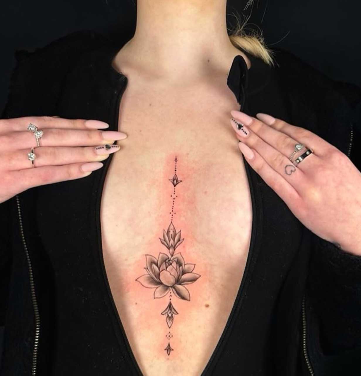 Tatuaggio in mezzo al seno fiore di loto Tatuaggio in mezzo al seno fiore di loto
