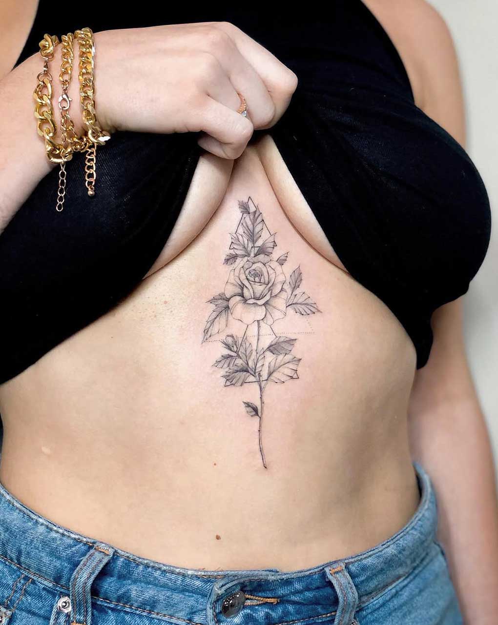 Tatuaggio in mezzo al seno Tatuaggio in mezzo al seno