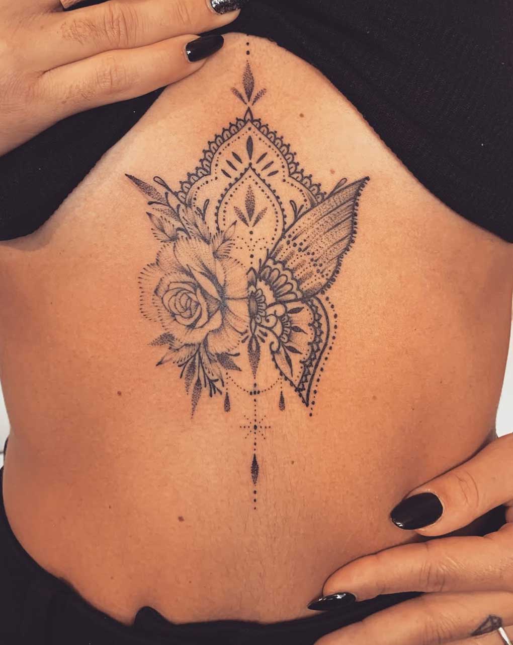 Tatuaggio in mezzo al seno rosa Tatuaggio in mezzo al seno rosa