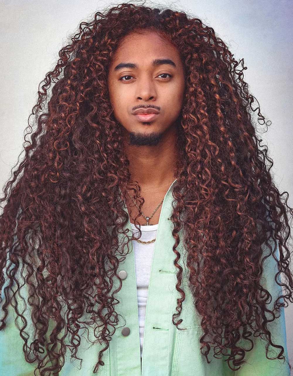 Capelli ricci uomo lunghi con riga laterale Capelli ricci uomo lunghi con riga laterale