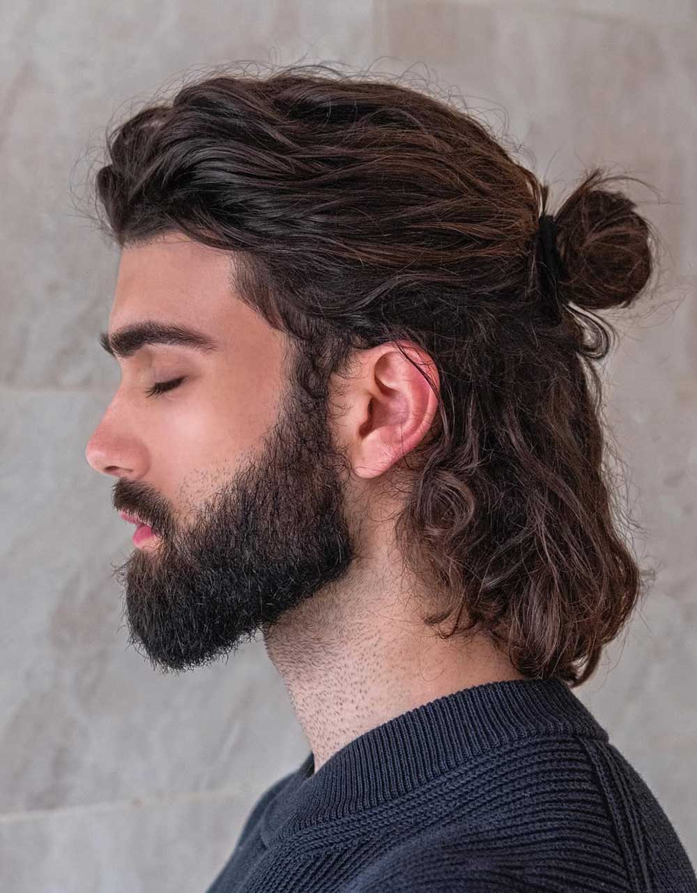 Capelli ricci lunghi uomo legati Capelli ricci lunghi uomo legati