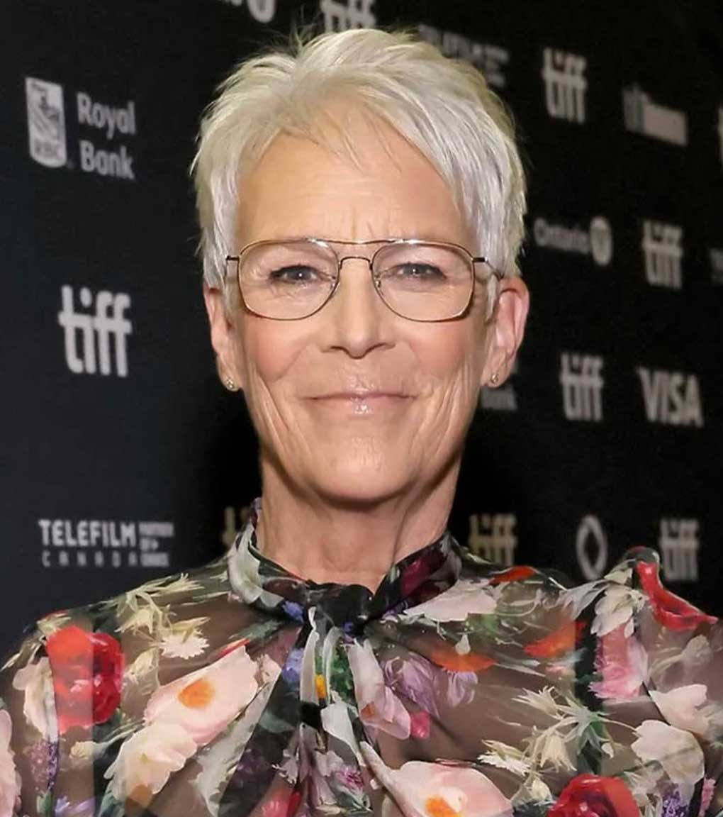 L'attrice Jamie Lee Curtis con il suo Pixie cut scalato L'attrice Jamie Lee Curtis con il suo Pixie cut scalato