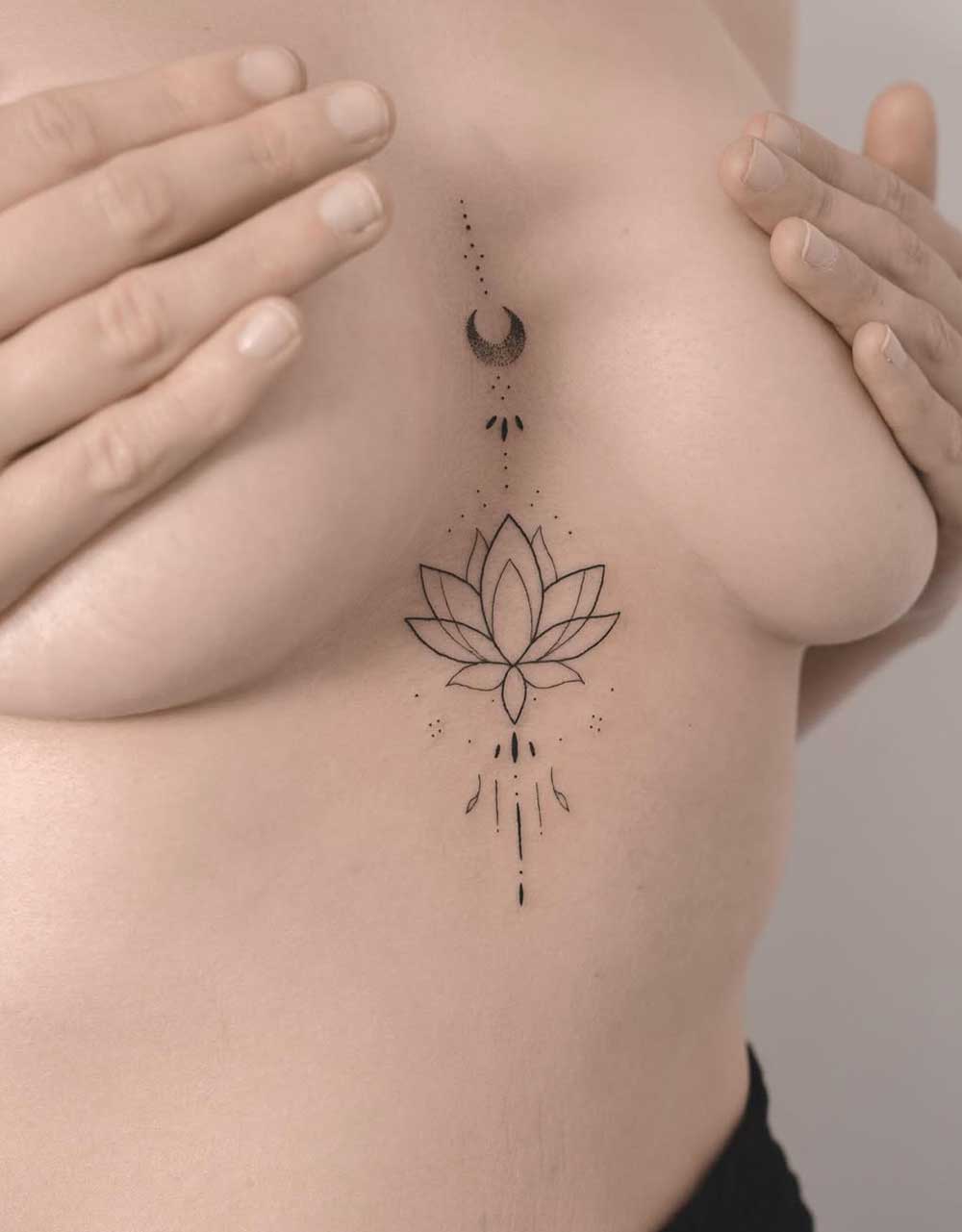 Tatuaggio in mezzo al seno Tatuaggio in mezzo al seno