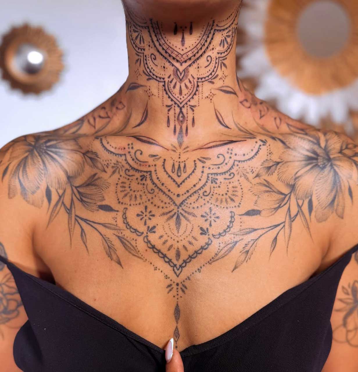 Tatuaggio in mezzo al seno mandala Tatuaggio in mezzo al seno mandala