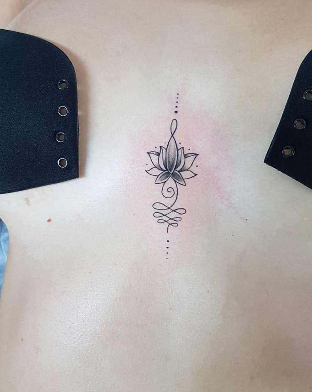Tatuaggio in mezzo al seno piccolo Tatuaggio in mezzo al seno piccolo