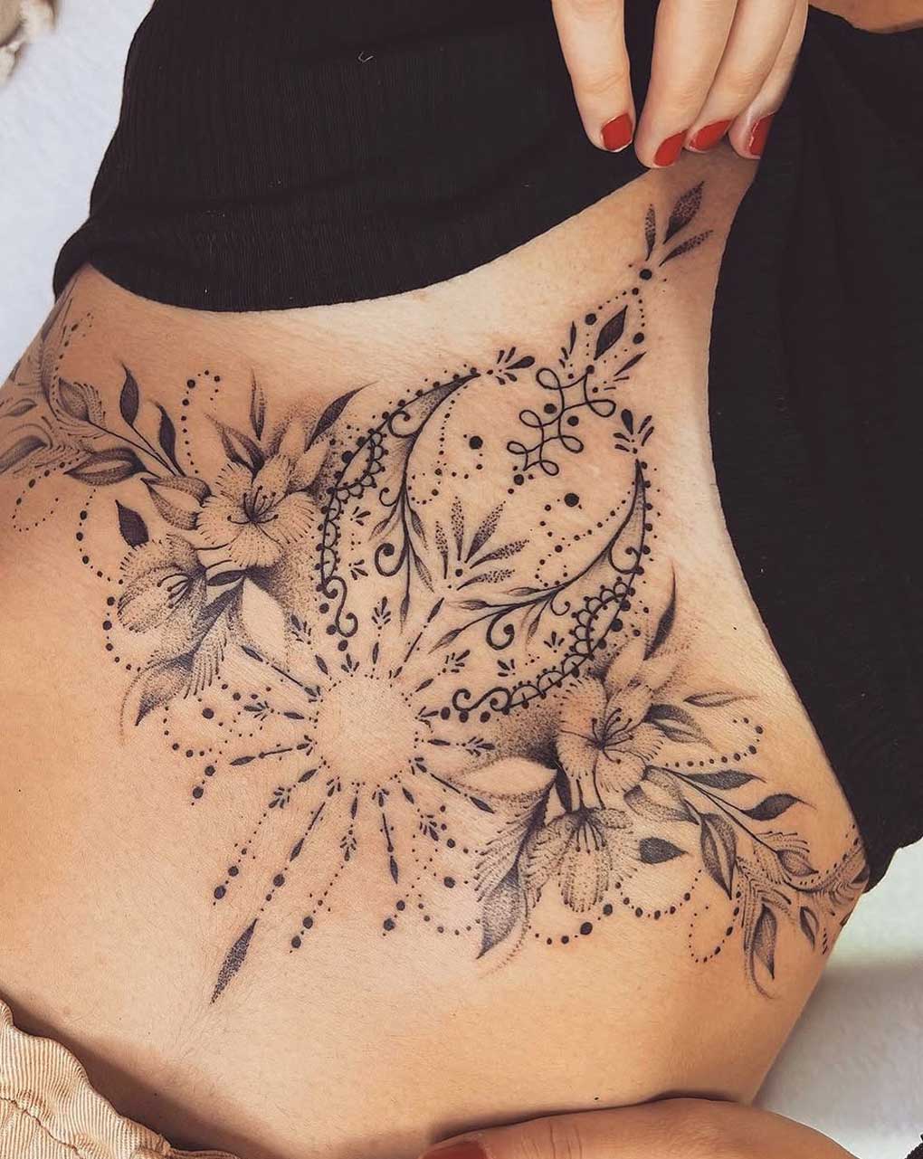 Tatuaggio sotto il seno Tatuaggio sotto il seno