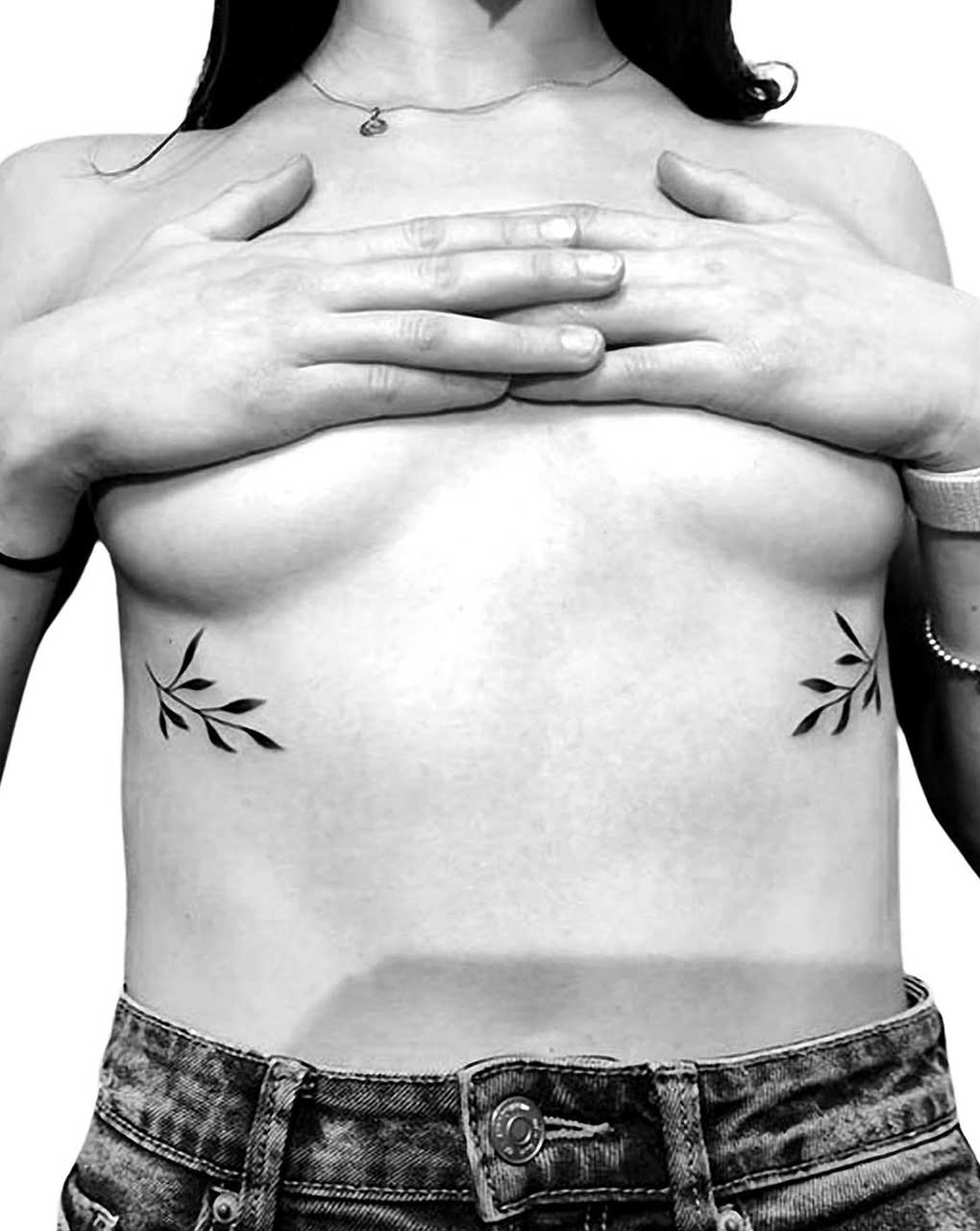 Tatuaggio sotto il seno Tatuaggio sotto il seno
