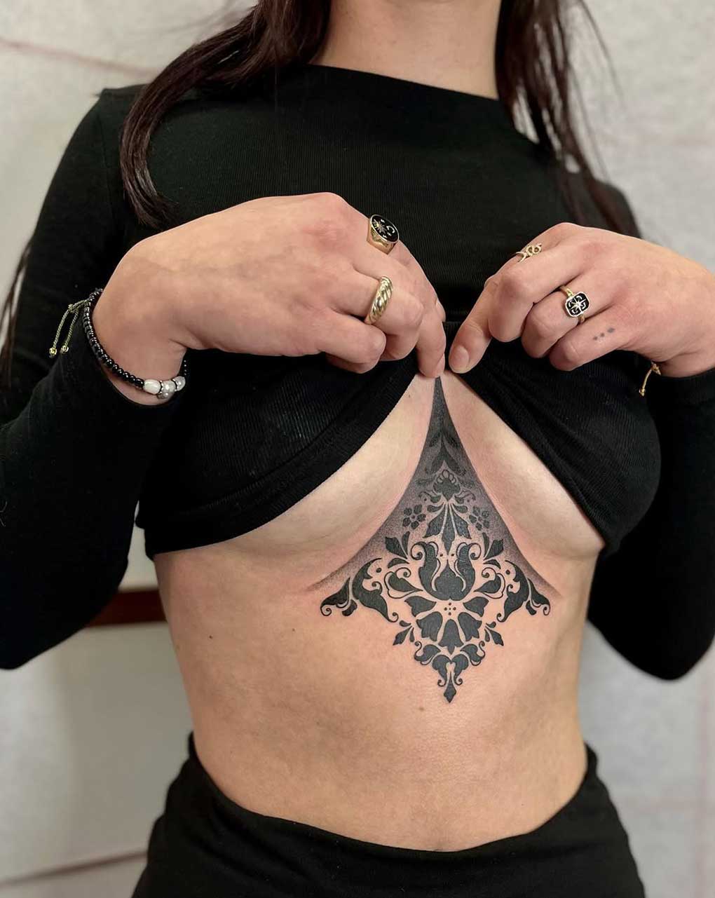 Tatuaggio sotto il seno Tatuaggio sotto il seno