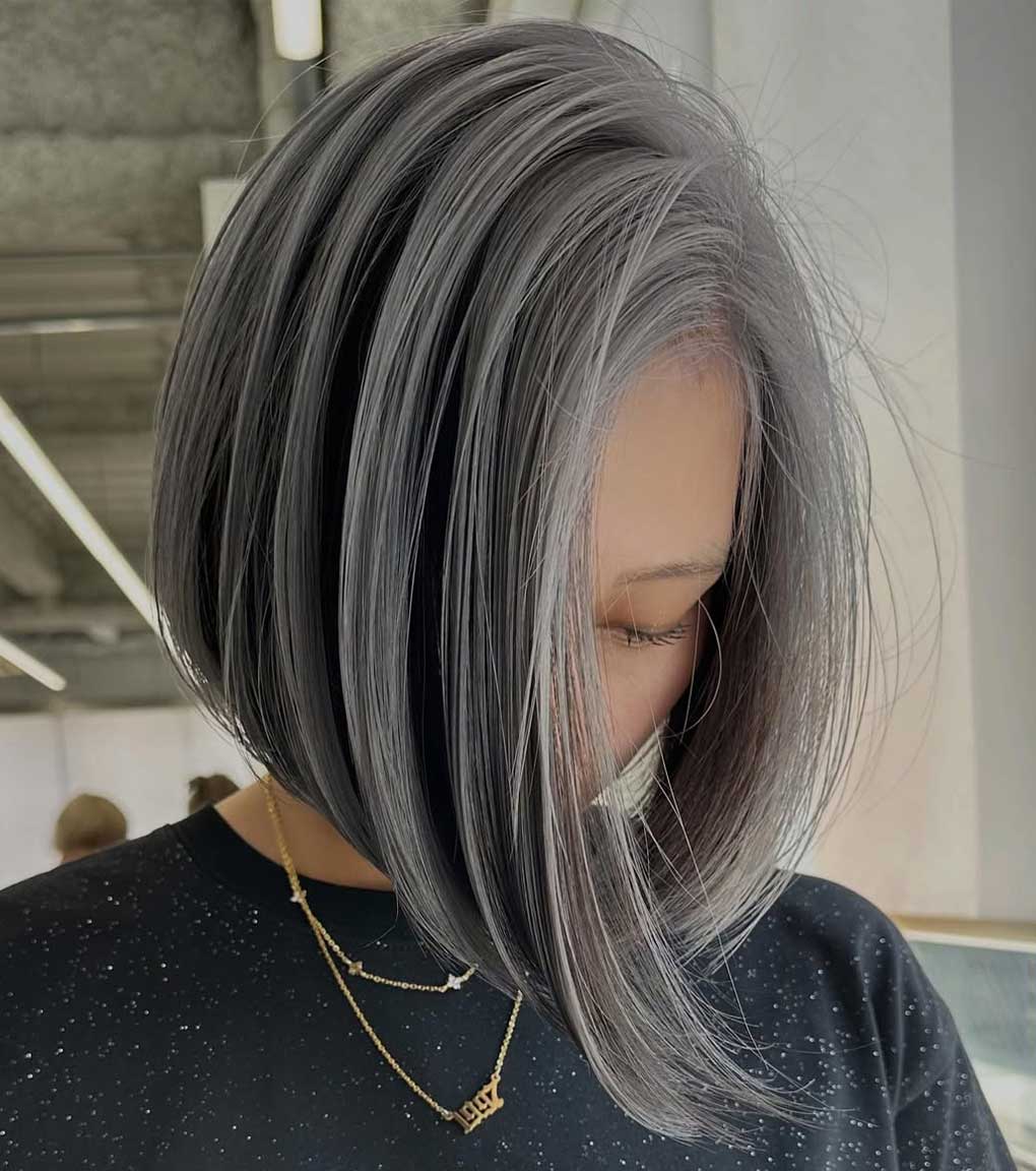 Bob asimmetrico con riga laterale Capelli grigi corti - Bob asimmetrico con riga laterale