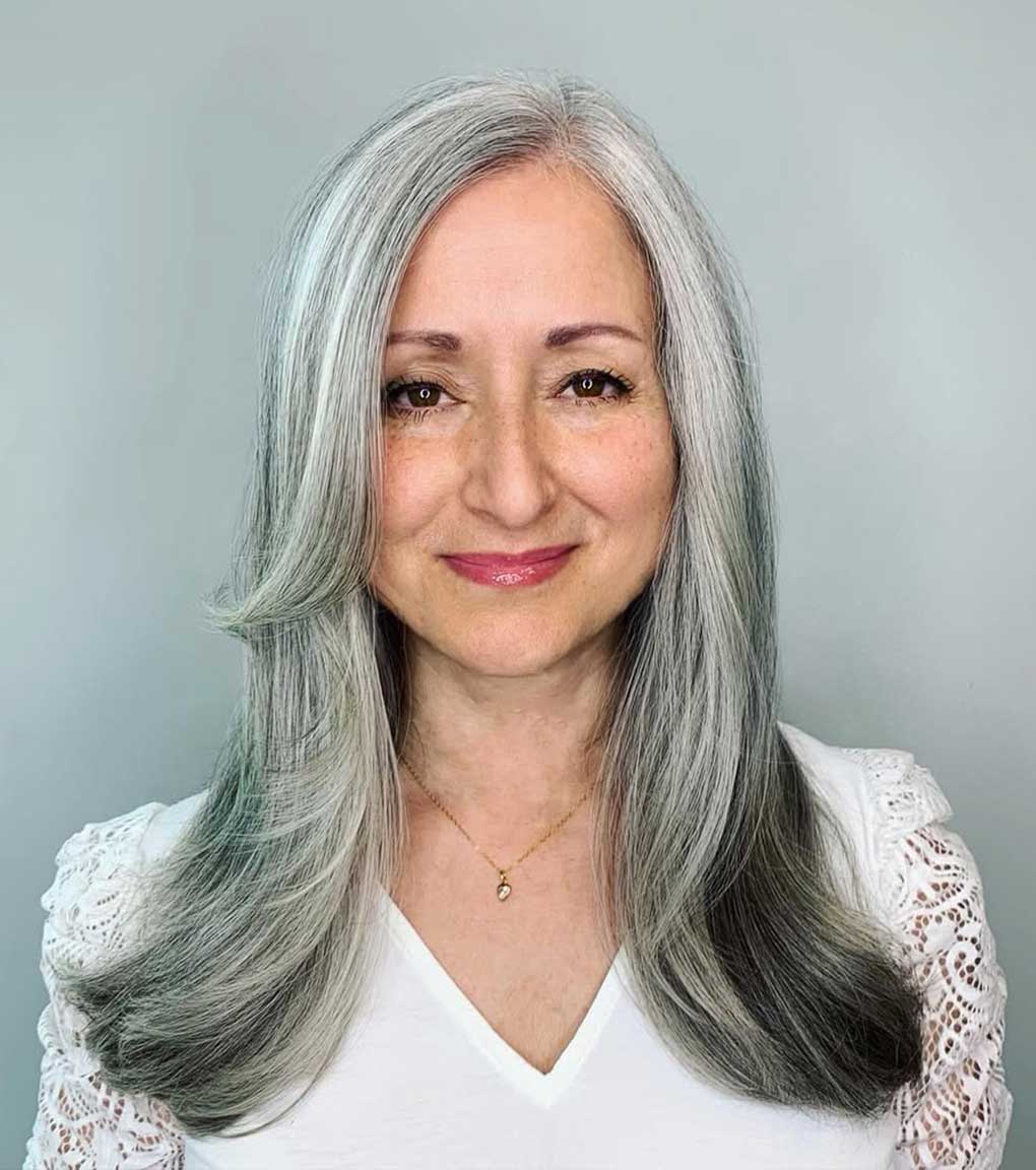 Capelli grigi donna con taglio medio lungo scalato Capelli grigi donna con taglio medio lungo scalato