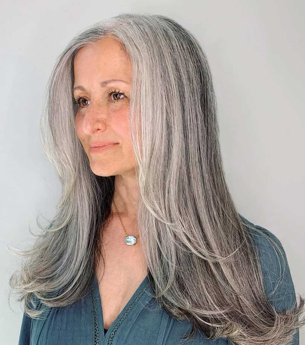 Capelli grigi scalati davanti con punte all'insù Capelli grigi scalati davanti con punte all'insù