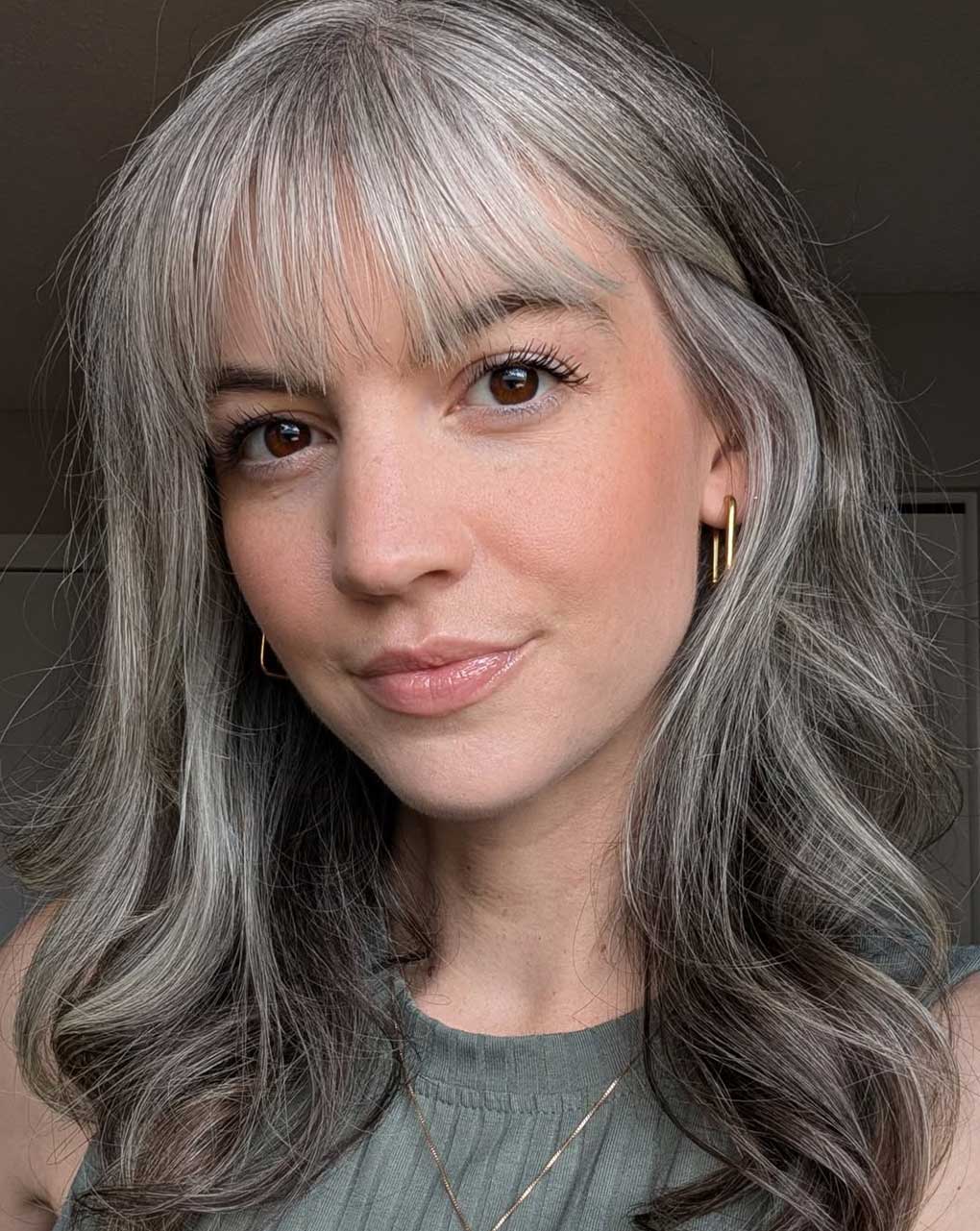 Taglio capelli grigi medio con frangia sfilata Taglio capelli grigi medio con frangia sfilata
