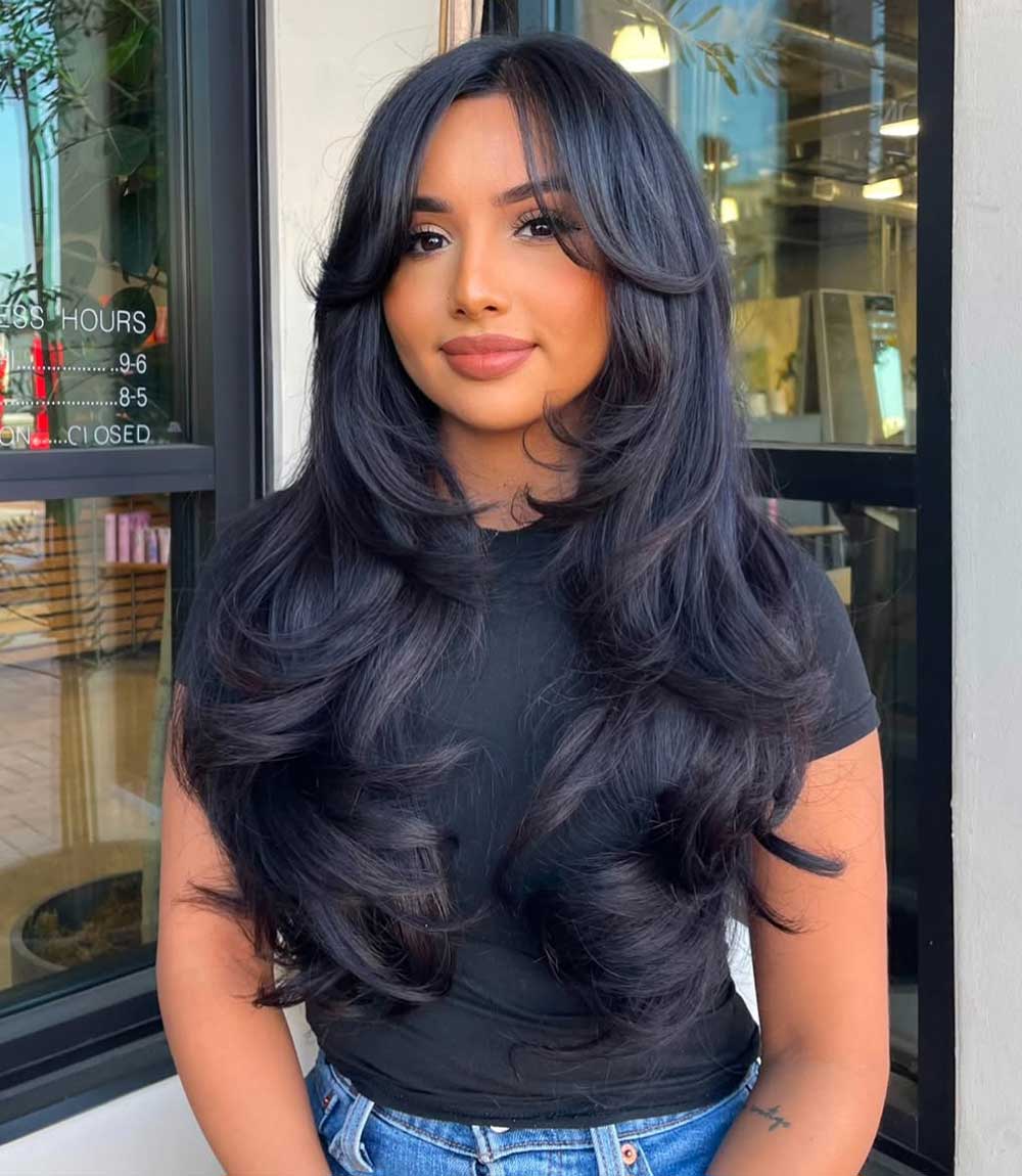 Capelli lunghi scalati con frangia Capelli lunghi scalati con frangia