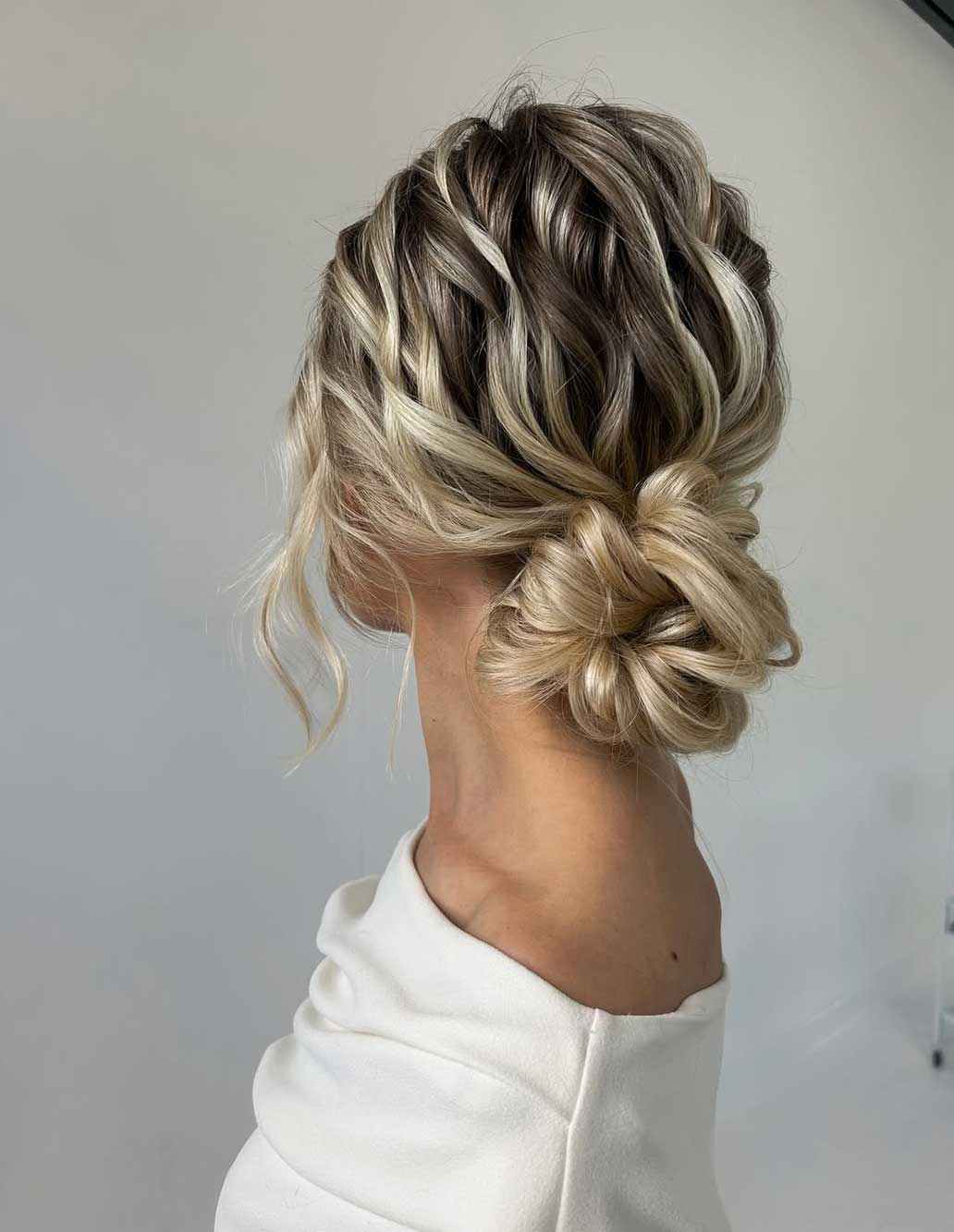 Acconciatura cerimonia con chignon basso morbido e ciuffi frontali Acconciatura cerimonia con chignon basso morbido e ciuffi frontali