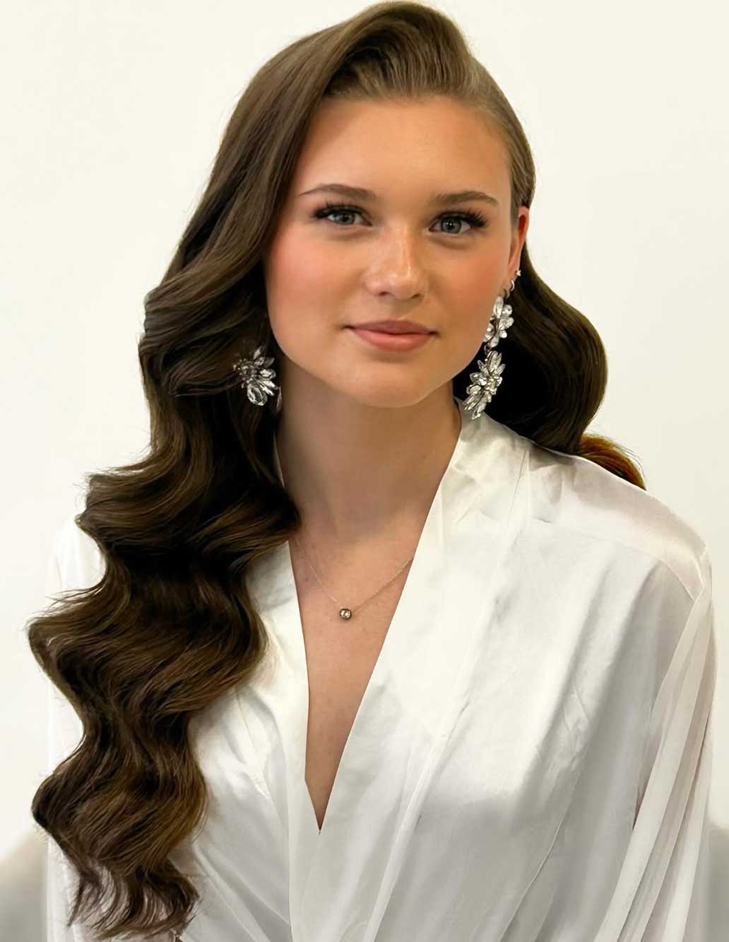 Acconciatura cerimonia capelli lunghi - Onde Hollywood con riga laterale Acconciatura cerimonia capelli lunghi - Onde Hollywood con riga laterale