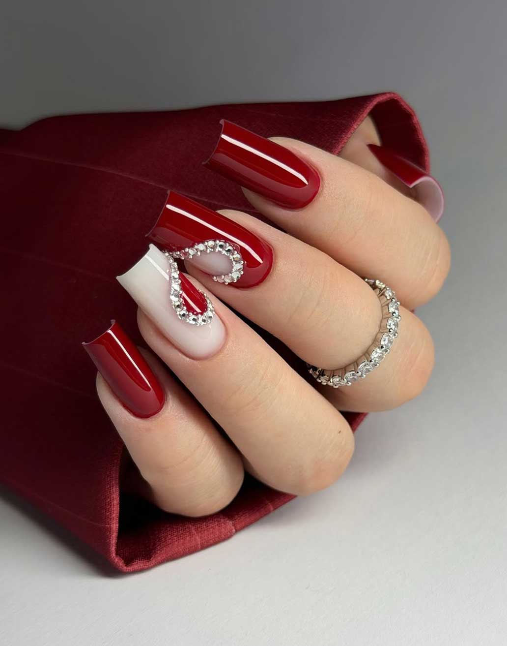 Unghie rosse e bianche quadrate con cuore di strass Unghie rosse e bianche quadrate con cuore di strass