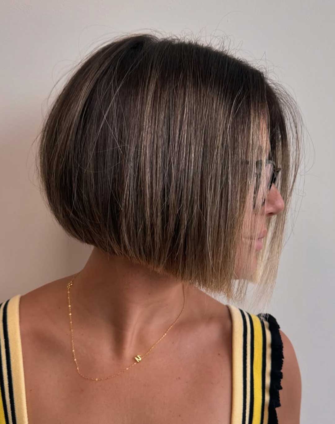 Caschetto corto liscio scalato dietro