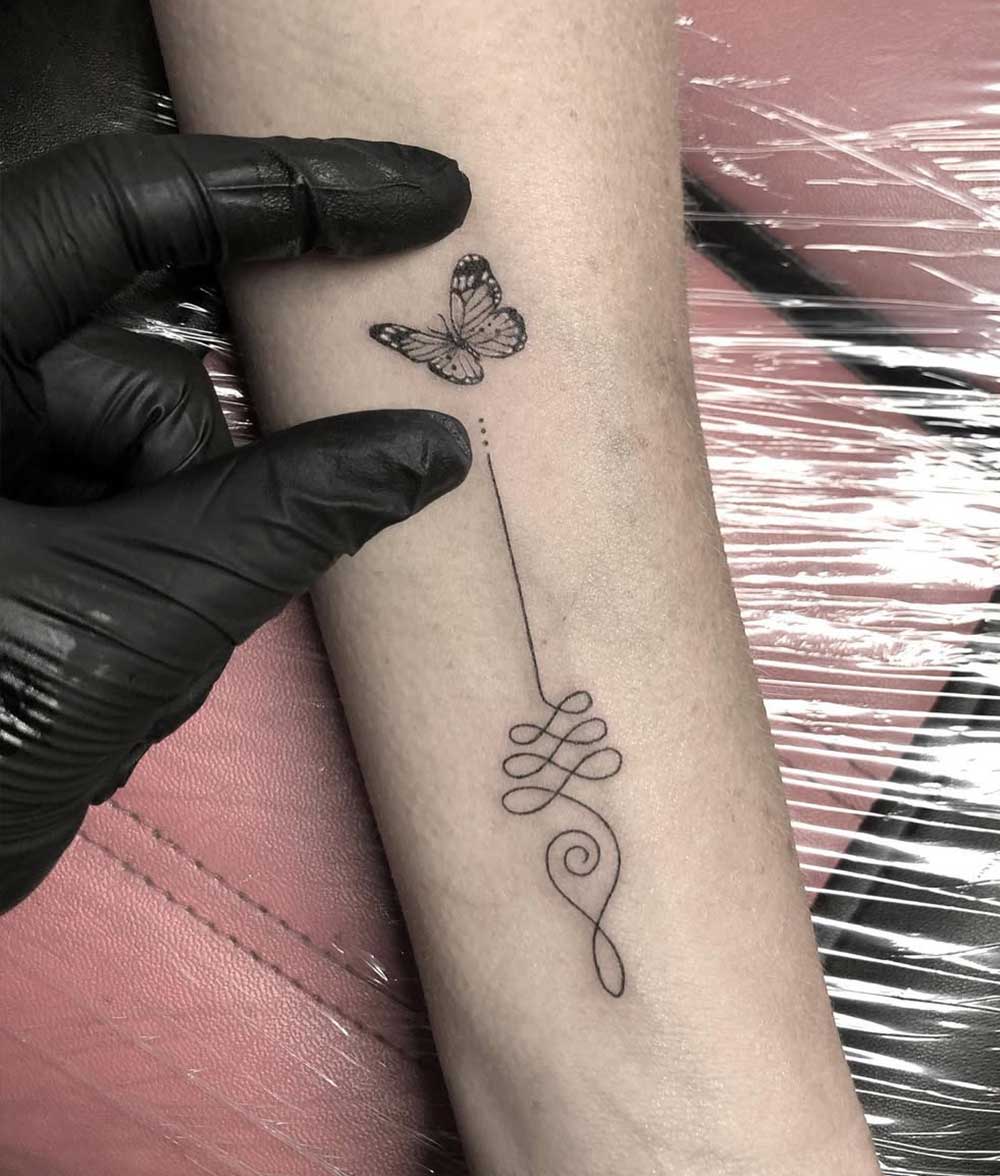 Tatuaggio Unalome con farfalla Tatuaggio Unalome con farfalla