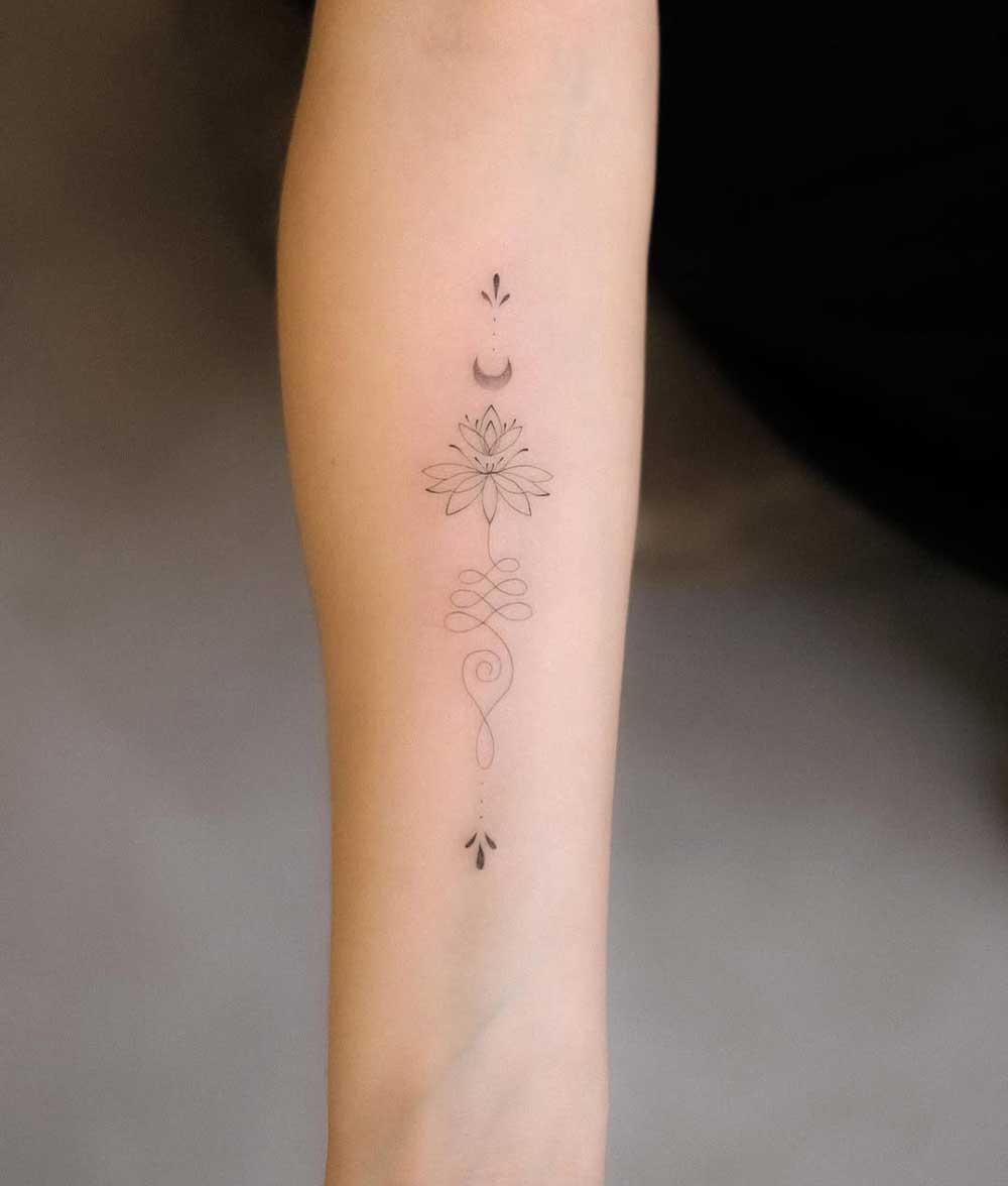 Tatuaggio unalome e fiore di loto Tatuaggio unalome e fiore di loto