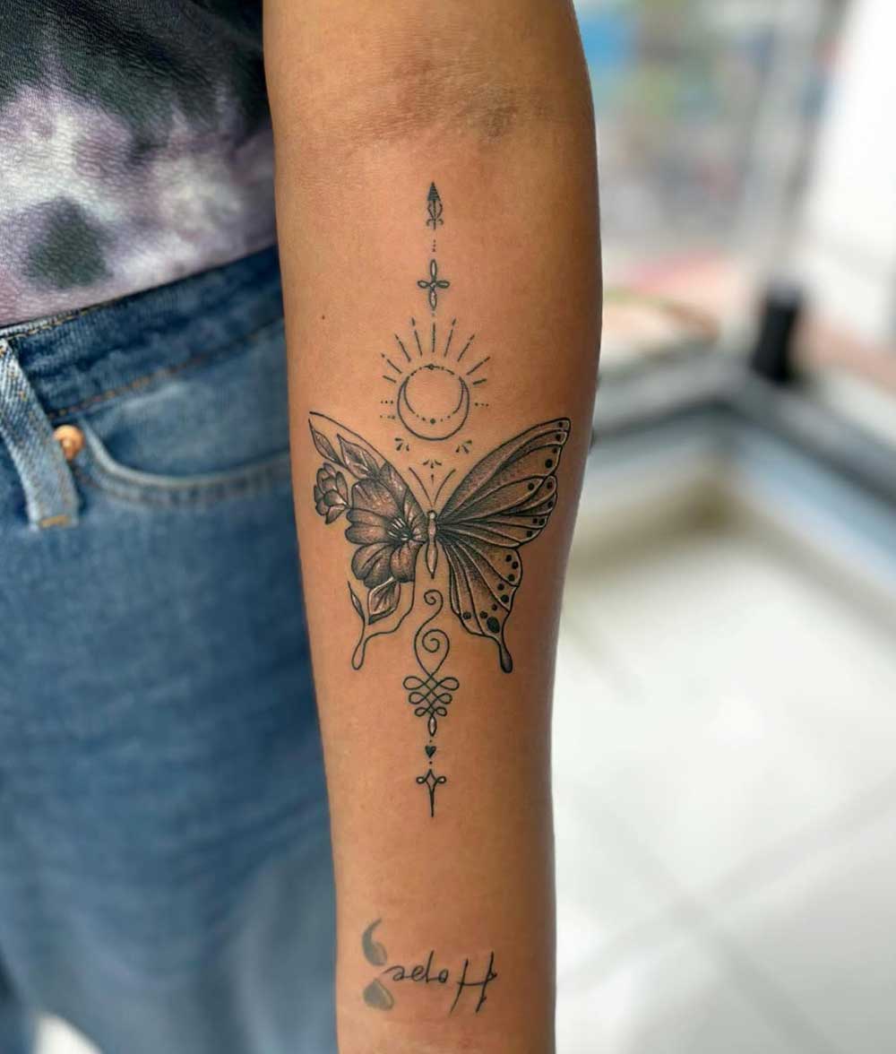 Tatuaggio Unalome con farfalla Tatuaggio Unalome con farfalla