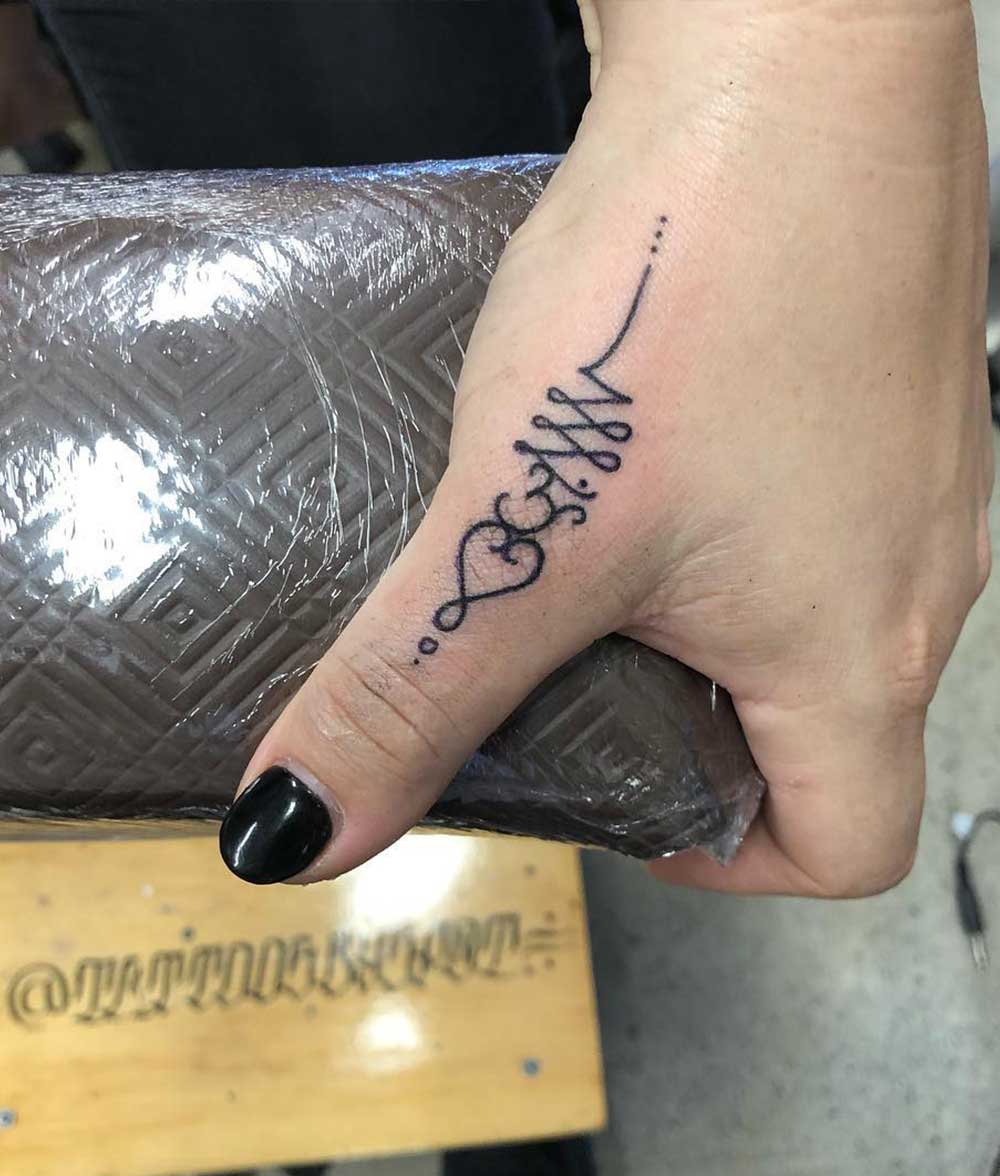 Tatuaggio Unalome piccolo con Om Tatuaggio Unalome piccolo con Om