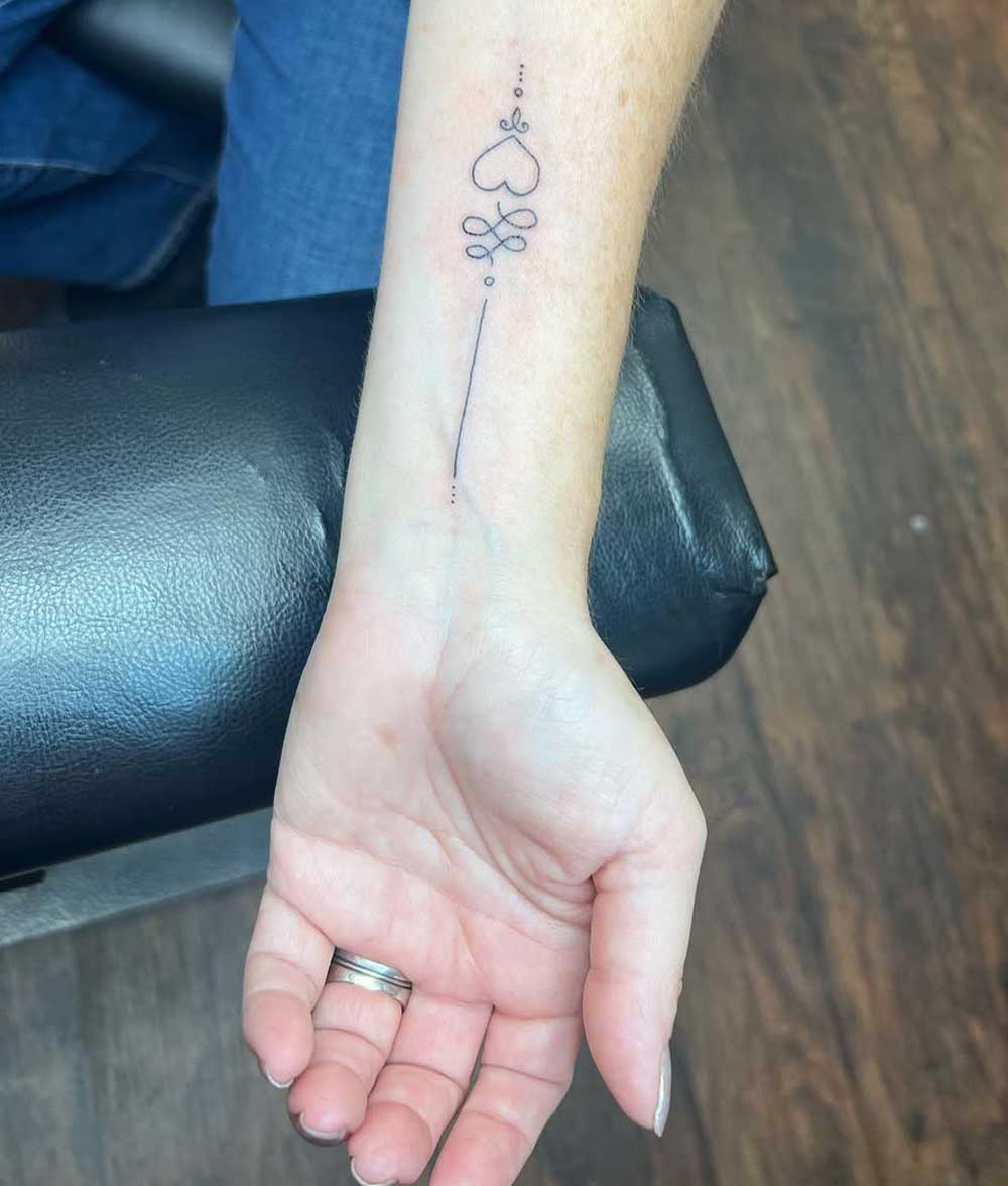 Unalome e cuore piccolo su polso Unalome e cuore piccolo su polso