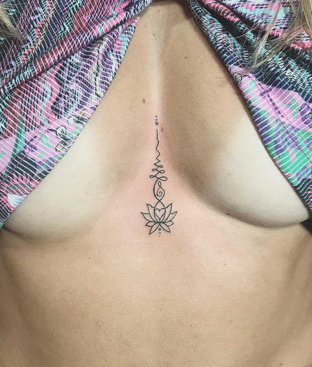 Unalome e fiore di loto in mezzo al seno Unalome e fiore di loto in mezzo al seno