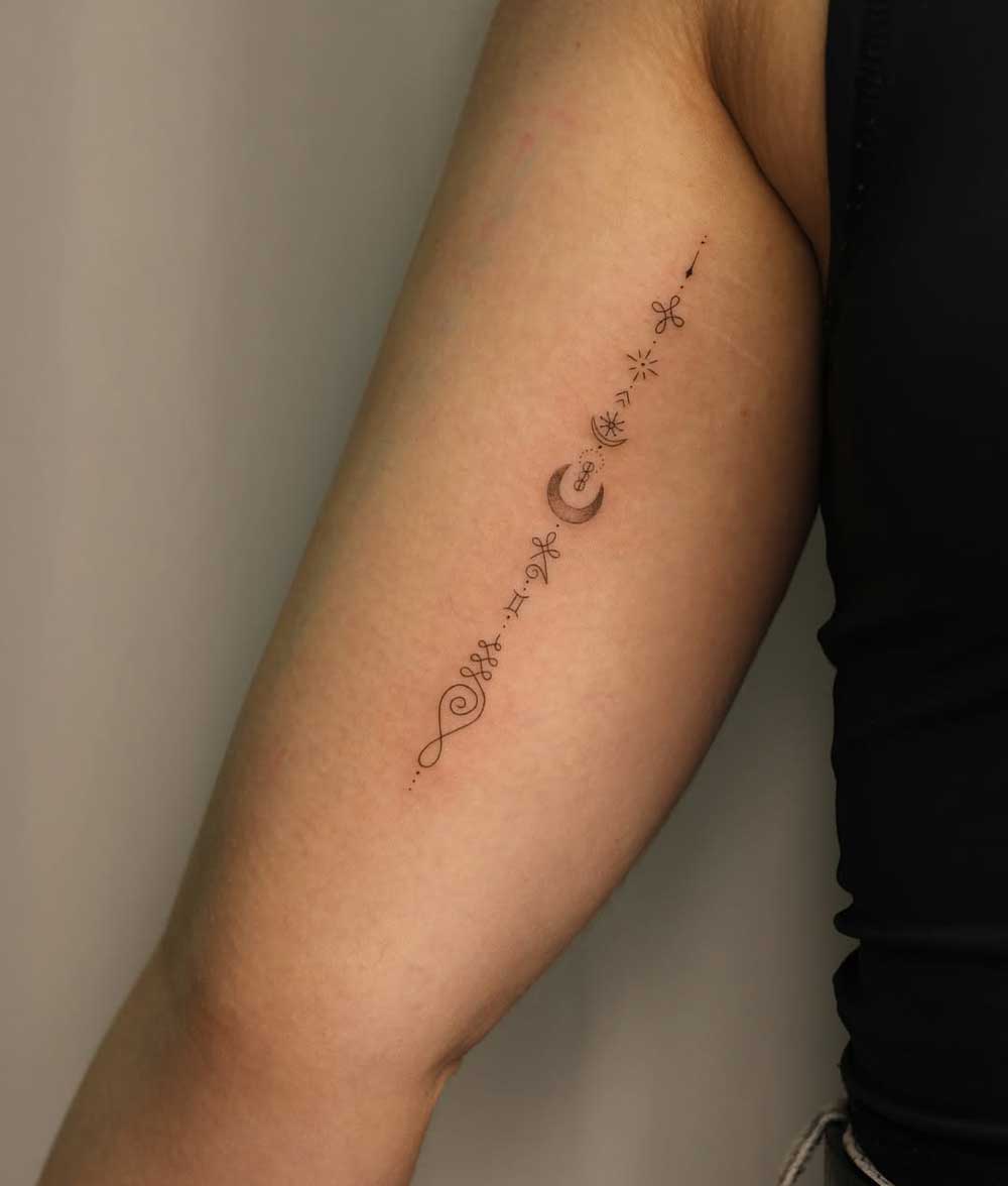 Tatuaggio Unalome e luna Tatuaggio Unalome e luna