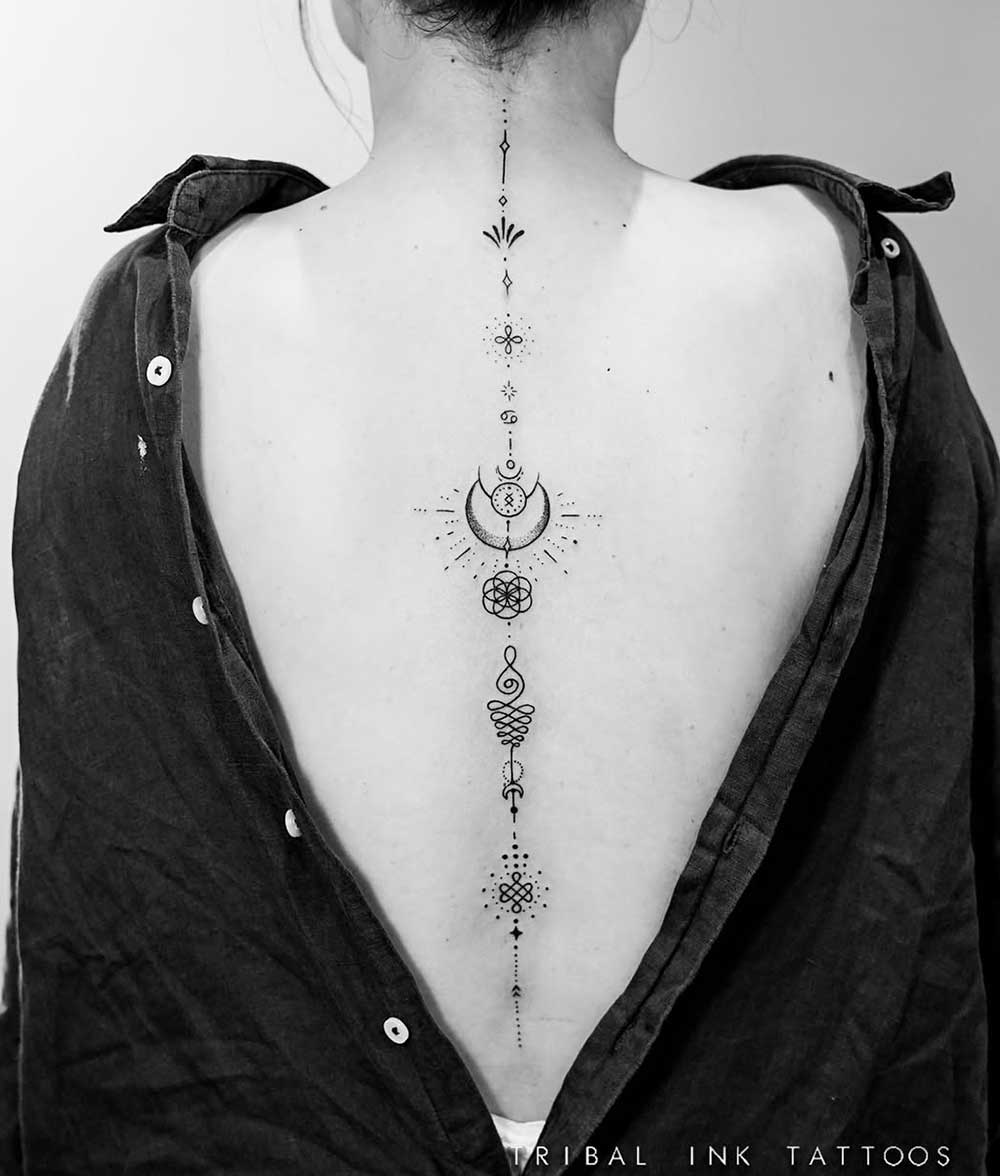 Unalome tatuaggio sulla schiena Unalome tatuaggio sulla schiena