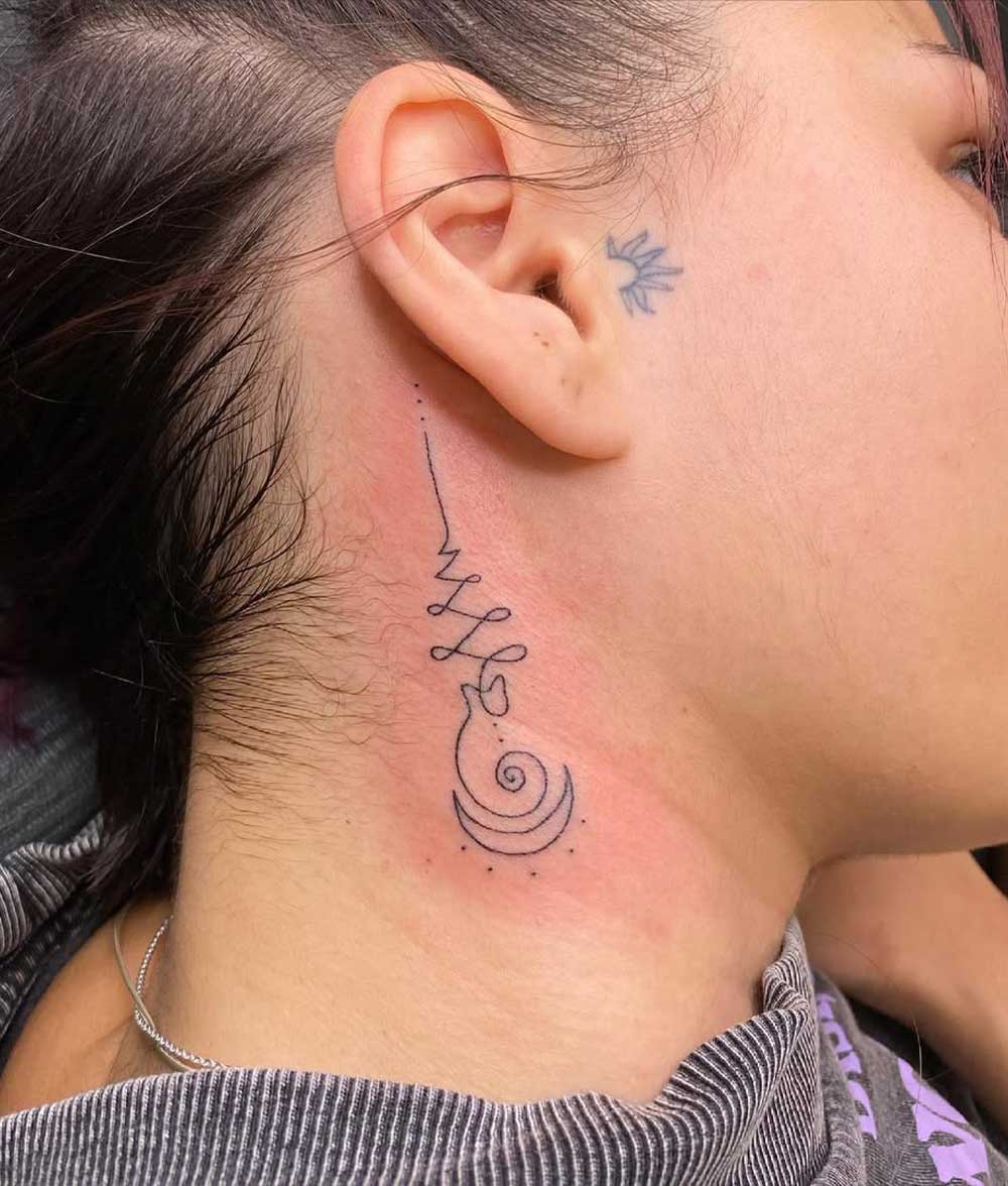 Unalome tatuaggio con silhuette gatto Unalome tatuaggio con silhuette gatto