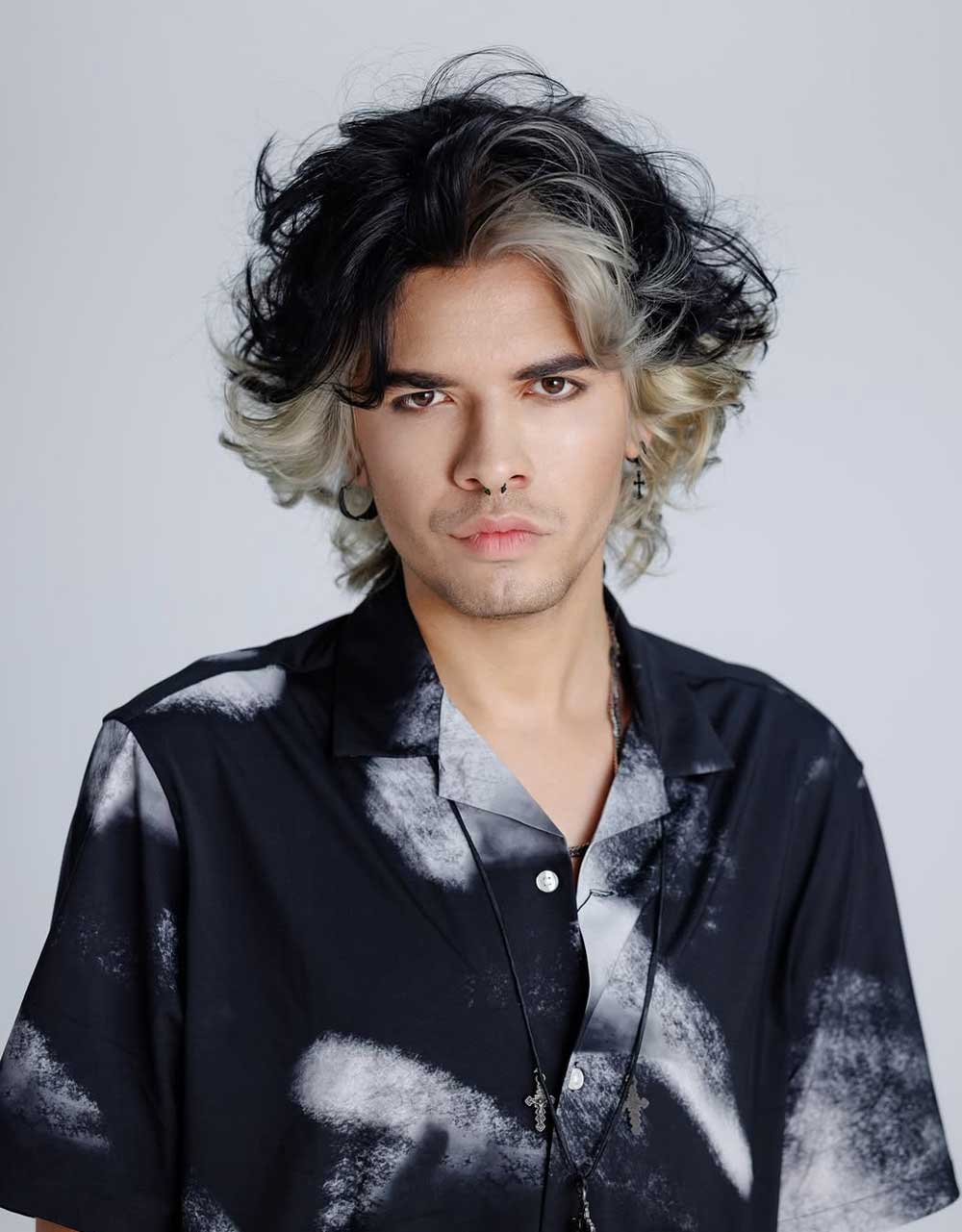 Wolf cut uomo lungo con capelli mossi Wolf cut uomo lungo con capelli mossi