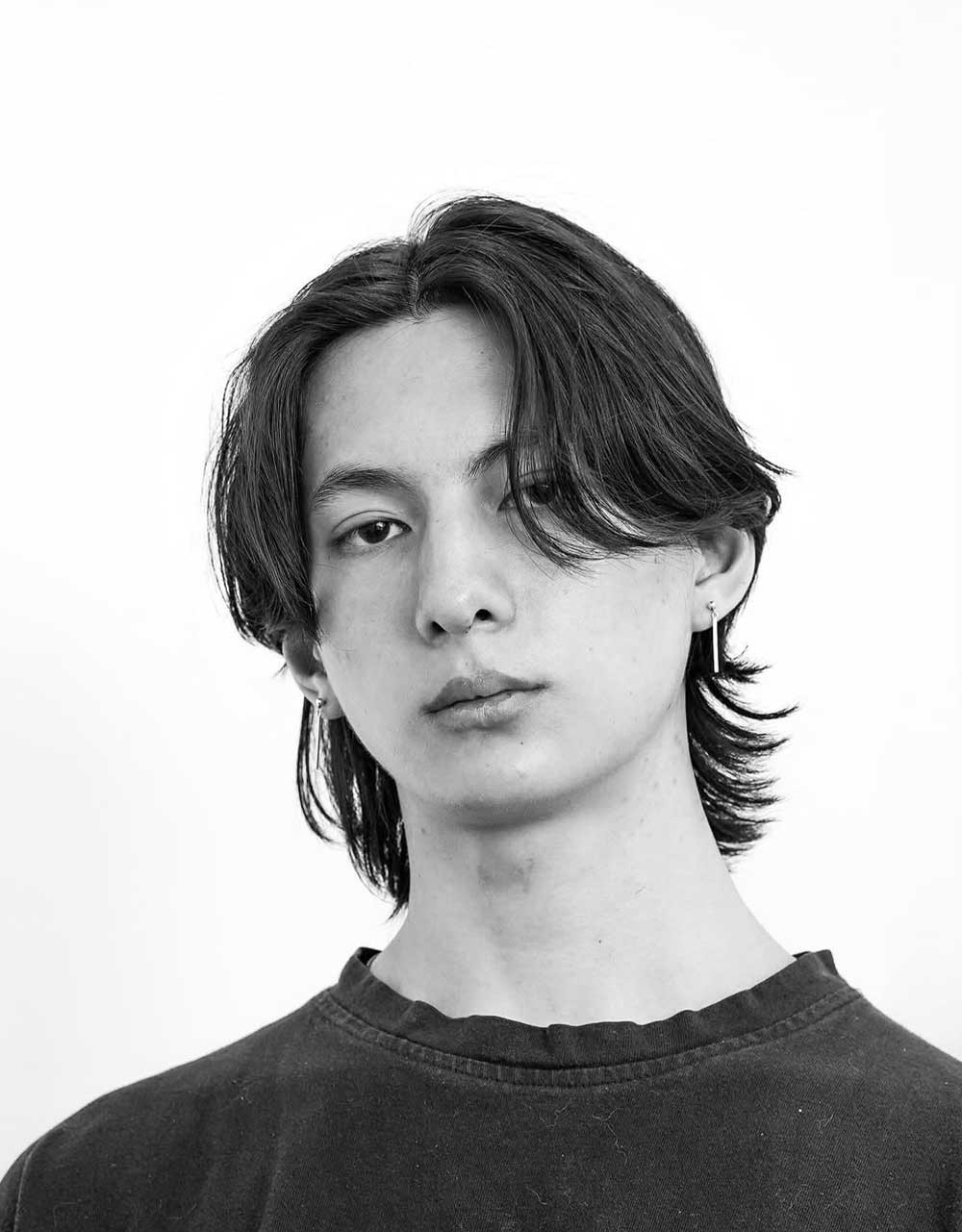 Wolf cut uomo capelli lisci e riga in mezzo Wolf cut uomo capelli lisci e riga in mezzo