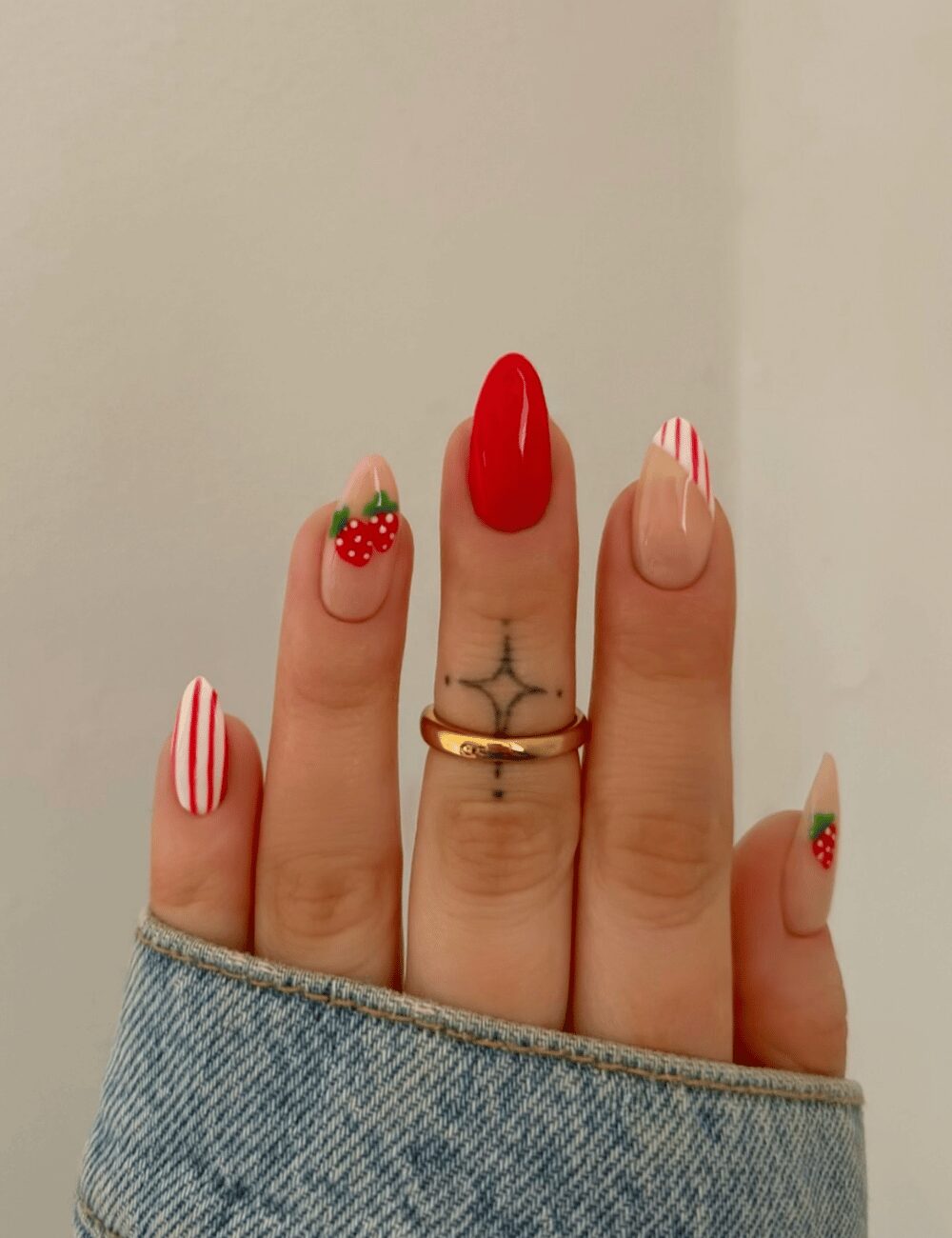 Unghie rosse estive con fragole Unghie rosse estive con fragole